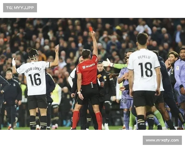 贝林厄姆头球被神扑，皇马错失领先良机。