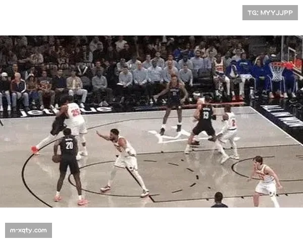 季前赛直播画面捕捉：芝加哥天空一次精妙的边路反跑空切配合得分